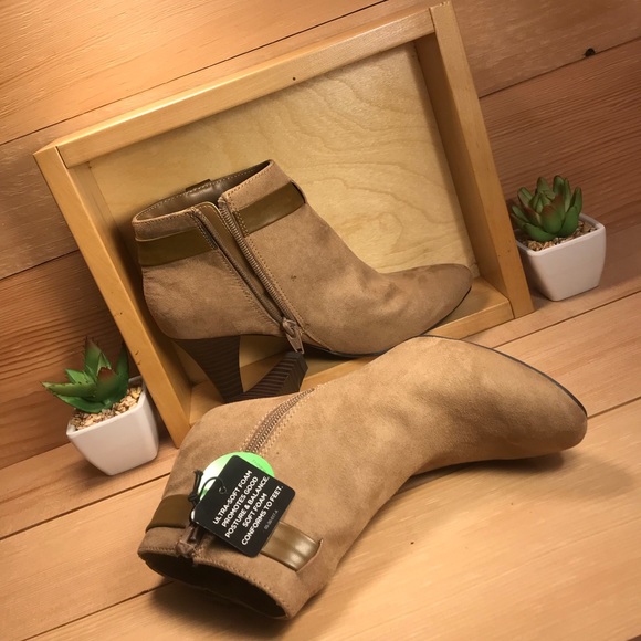 NWT East 5th booties 2.5 inch heel - Picture 2 of 6